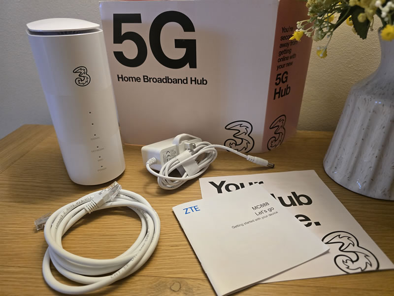 Three 5G Hub - In the box